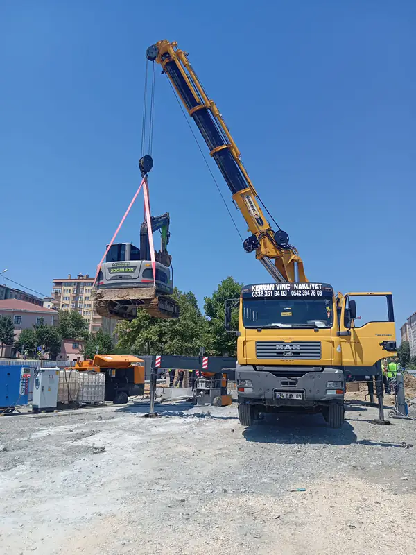 Çelik konstrüksiyon montaj sahasında vinç operasyonu