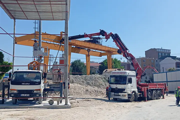 Kamyon üstü eklemli vinç ile malzeme yükleme operasyonu