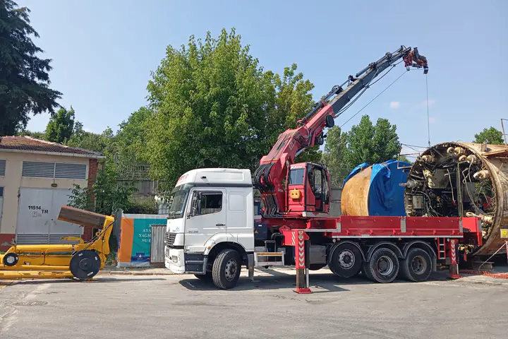 Açık sahada vinç ile kaldırma ve taşıma çalışması