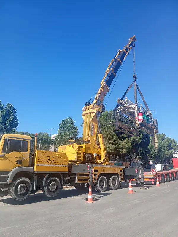 Yüksek irtifada cephe montajı yapan sepetli vinç