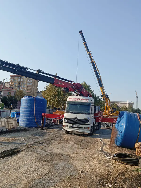 Eklemli vinç ile konteyner ve ağır yük montajı