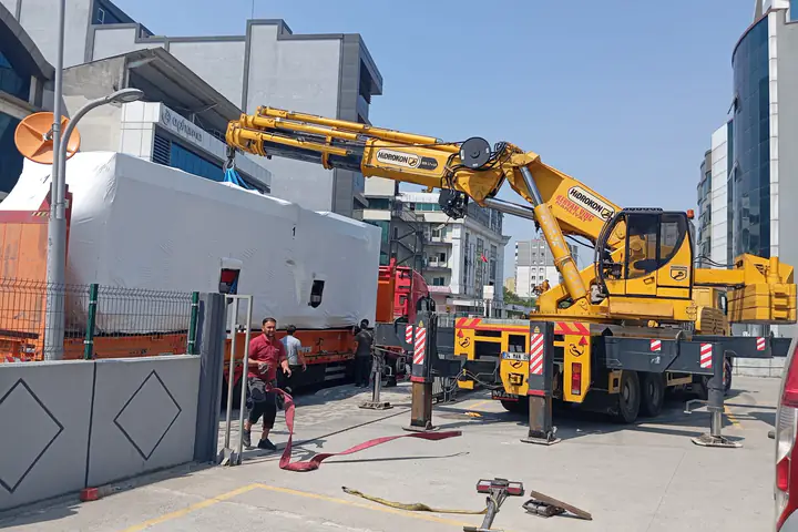 Fabrika kapalı ve açık sahasında vinç ile montaj çalışması