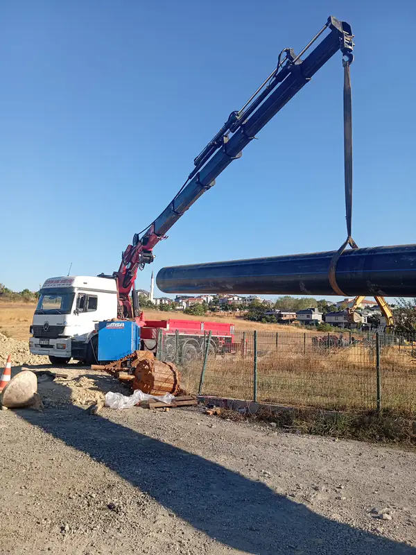 Şantiye sahasında malzeme aktarımı ve yükleme yapan teleskopik forklift