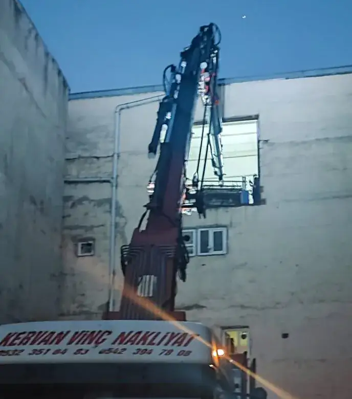 Başakşehir’de bina cephesine uzanan vinç kolu