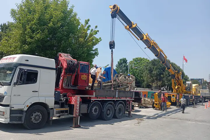 Tesis alanında vinç kiralama ve kaldırma hizmeti